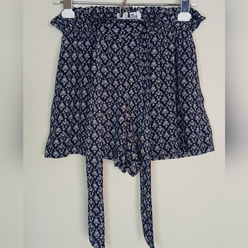 Hollister Navy Blue and White Ultra High-Rise Floral Viscose Shorts - Picture 2 of 5
